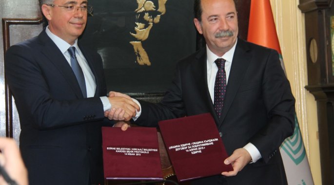 Edirne Belediyesi ve Kırcaali Belediyesi, iki şehrin belediye başkanının imzaladığı protokolle kardeş şehir oldu.